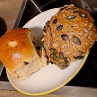 Brioche mit Rosinen und Mehrkornbrötchen at Brot und mehr in Dresden