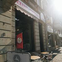 Front of the shop with some tables at Brot und mehr in Dresden