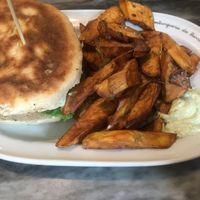 Vegan tempeh burger at Hamburgueria do Bairro - Alexandre Herculano in Cascais