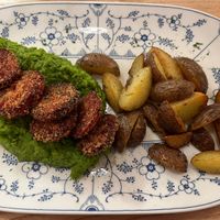 Erbsenpüree mit Rote-Beete-Schnitzel und getrüffelten Kartoffeln   at Oomes Hüs in Norddorf