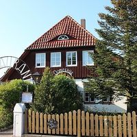 Cozy restaurant with a great atmostphere. Serves meat, vegan options available and labeled. Meals can be modified. at Oomes Hüs in Norddorf