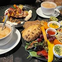 Vegan breakfast (right) and "Balance" at MORGÆN in Wilhelmshaven