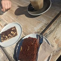 Iced Chai, Erdnuss-Dattel-Riegel und Schoko-Bananenbrot at MORGÆN in Wilhelmshaven