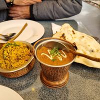 Plato de fondo con acompañamientos at Indian Box in Santiago