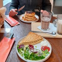 Croque monsieur, 3 pancakes with caramel sauce and chocolate chip topping + hot chocolate and latte, both made with oat milk #Veganuary at Vegateau - Vegan Coffeebar and Bakery in Antwerpen