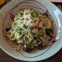 Dinkelspaghetti mit Spitzkohl, Zucchini, Kalamataoliven, Bärlauchpesto und Cashewparmesan at Café GUTTUT in Dortmund