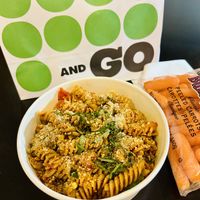 Pasta mit Tomatensosse, getrockneten Tomaten, Petersilie und veganem Parmesan   at Green and Go in Doha