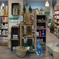 En la tienda hay muchisimas opciones vegetarianas y veganas  at Ecoteca in Barcelona