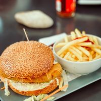 apfel-karotten-avocado burger (wahlweise mit pommes oder süßkartoffelfries)  at Grandma's Hipster Kiosk 99 in Hartberg