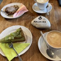 Kiwi cheesecake, bananenbrot (warm) en cappuccino met Sojamelk  at Machina in Steinfurt