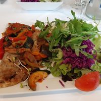 Chiapfannkuchen mit Salatbeilage und Gemüse. at Insel Bastei am Rhein in Ludwigshafen