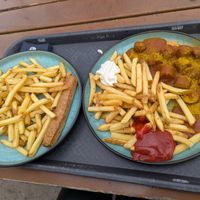 Vegane Currywurst und Bratwurst mit Pommes at Insel Berlin - Food Stall in Berlin