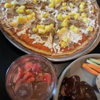 Pizza hawaiana, límbicos y agua de horchata   at VegCo Restaurante Vegano in Queretaro