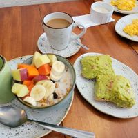 Granola bowl with avocado toast at Cafe de la Mañana in Cartagena