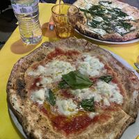 Pizza Bianca arriba y pizza margarita abajo  at Piz in Milan