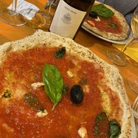 Auch ohne Käse ist die Pizza lecker. Leider kein Veganer Käse vor Ort...  at Piz in Milan