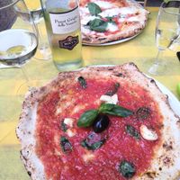 Vegan marinara pizza at Piz in Milan