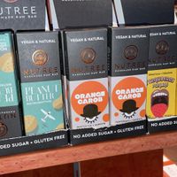 Vegan labeled bars, they are delicious at Weinhandlung Cava in Berlin