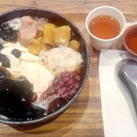 Dessert: Sogotofa 綜合トーファー. 830 yen. Contains sweet potatoes, taros, azuki beans, pearl barley, grass jelly, tapioca pearls and syrup at Taiwan Ten Cafe in Kashiwa