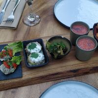 Starter: Hummus, Baba ghanoush, grilled zucchini with coconut cream, grilled mini romaine lettuce, watermelon gazpacho, fried cauliflower in tempura batter at De Levensboom in Hasselt