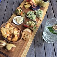 Tapas plankje met oa groentekroket, bloemkooltempura, ‘coquilles’ en hummus at De Levensboom in Hasselt