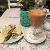Pan de pita caprese con jugo multifrutas  at Deli de las Rosas in Colonia Del Sacramento