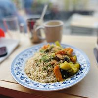 seasonal vegetables green curry & rice of the day   at apeti - Ségur in Paris