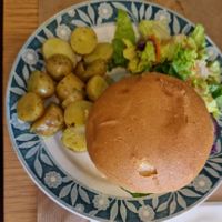 Burger with potatos and salat at apeti - Ségur in Paris