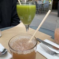 Juice of the day "Green Juice" and apple Juice at apeti - Ségur in Paris
