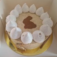 Mona de Pasqua vegana (carrot cake amb farina de fajol) espectacularment bona! (Les plomes (veganes) hi eren incloses però a part) at Delightcious in Terrassa