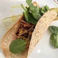 Taco con hummus, membrillo, col y sésamo  at Plaer Natural in Mallorca