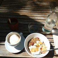 Breakfast: Buckwheat Bowl and oatmilk cappuccino at Plaer Natural in Mallorca