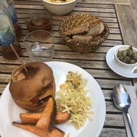 Vegan curry and a vegan burger at Plaer Natural in Mallorca