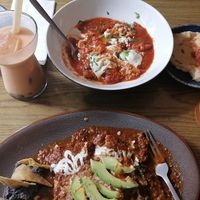 Plantasia es mi lugar favorito! La comida es deliciosa, hoy fui a desayunar y probamos las enchiladas morilla, Shakshuka (un scramble de tofu) y un pan brioche francés 🌱  at Plantasia in Mexico City