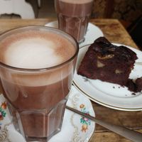 Heiße Schokolade mit Hafermilch und veganer Schoko-Birnen Kuchen. at Törtchenlokal Waldenberger in Rostock