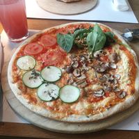 Vegane Pizza Quattro Verdure war ok, aber etwas spärlich belegt. Der vegane Käse schmeckte aber gut. at Mama Trattoria - Am Sandtorkai in Hamburg