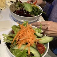 Bowl mit Avo und Quinoa und Beilagensalat  at Atelier F in Hamburg