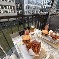 Burger links vegan, rechts konventionell.  at Atelier F in Hamburg