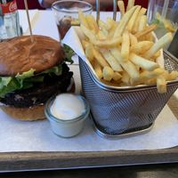 Black Bean Burger mit veganer Mayo und Pommes at Atelier F in Hamburg