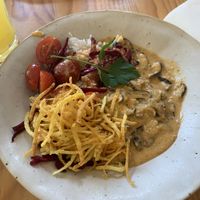 Stroganoff de cogumelos com creme de caju e arroz basmati. A acompanhar com batata palha caseira, beterraba e tomate cherry  at Aconchego do Quintal in Aveiro