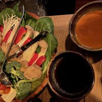 Knackiges Gemüse in leckerer Brühe (Feuertopf) mit zwei köstlichen Dips  #Veganuary at Soy in Munich