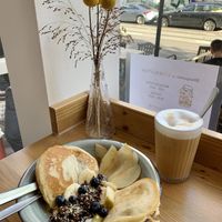 Dinkel Pancakes: süß, Obst, Granola, Ahornsirup und Bananenquark (7,50€) mit einem Latte Macchiato (mit Hafer/ Sojamilch 3,70€)  at Esskalation in Bonn