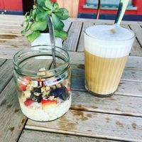 Overnight Oats mit Obst und einem Latte Macchiato at Esskalation in Bonn