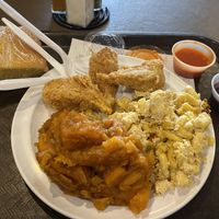 Chick’n drummies with side of hot sauce & BBQ sauce, mac n cheese, sweet potatoes, and cornbread. ❤️ at NuVegan in Washington