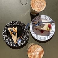 Vegan peanutbutter-brownie and raw pistachio/raspberry-cake and delicious decaf-latte on oats milk 😍 at Huset Kafé in Leknes