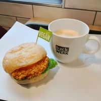 crunchy plant-based chicken+ Cappuccino mit Hafermilch #Veganuary at backWERK in Singen