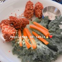 Vegalitas (alitas) de seitan, las cubren con takis y el aderezo es riquísimo!! 🌱❤️ at Yoyu in Tlalnepantla