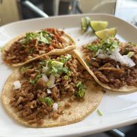 Taco time! Suadero, Veggiecoa and campechano (Both suadero and longaniza) no animals were harmed 💚  at Yoyu in Tlalnepantla