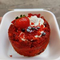 Red velvet mini cake with vegan cream cheese at Chök in Barcelona