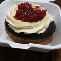 Mango raspberry cronut at Chök in Barcelona